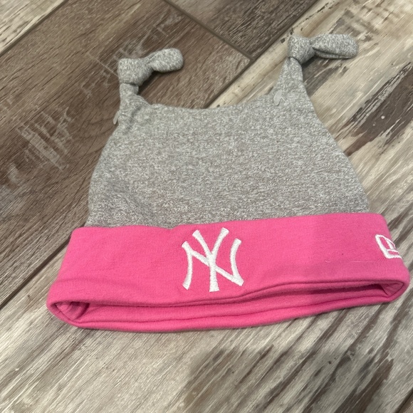 NWOT ! Baby Girls NY Yankees ⚾️ Cap Size Newborn - Picture 1 of 4